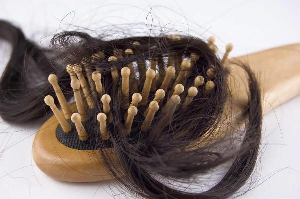 Теряю волосы после родов, что делать? Причины потери волос у молодых мам