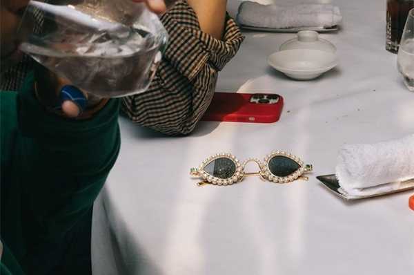 Tiffany & Co. обвинили в плагиате: очки бренда оказались копией уникальных очков XVII века с аукциона Sotheby's