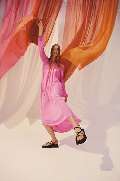 Съемка Эллен фон Унверт и бальные танцы: смотрим новые лукбуки обувных брендов