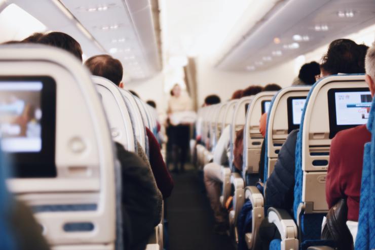 Тишина на борту! 4 крутые идеи, как занять ребенка в самолете