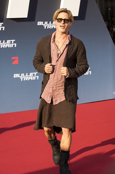 Брэд Питт объяснил, почему надел юбку на премьеру фильма в Берлине