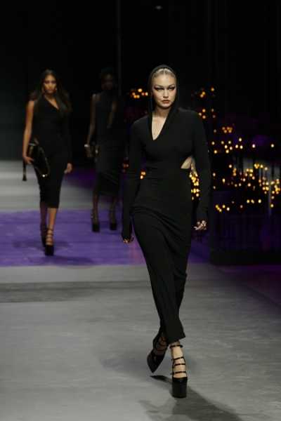Неделя моды в Милане: Ирина Шейк, Пэрис Хилтон, Эмили Ратаковски на показе Versace