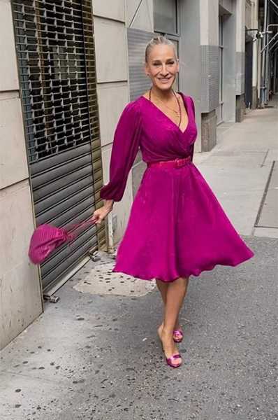 Образ дня: Сара Джессика Паркер в платье оттенка фуксии на съемках второго сезона "И просто так"