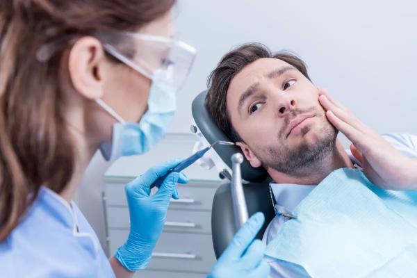 Что значат щелчки в челюсти? Что лечит гнатолог?