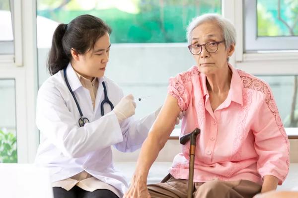 Прививки пожилым людям: все что нужно об этом знать
