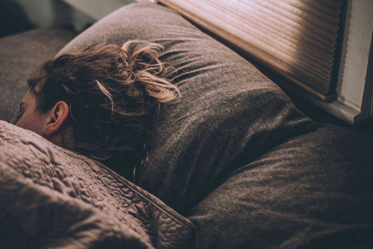 Свежий воздух и никакого кофеина — правила эффективного сна