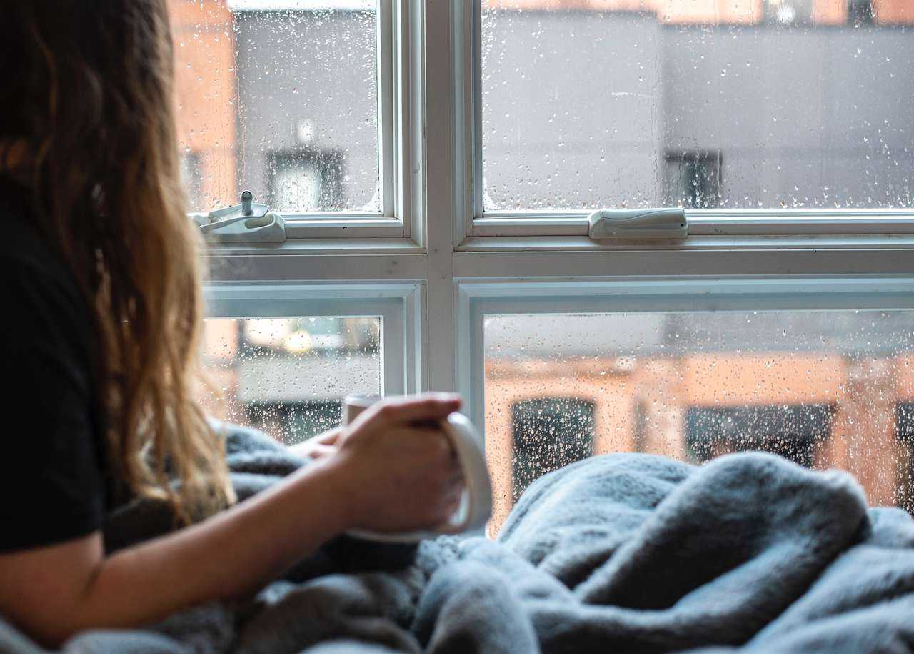 Причины, почему вас клонит в сон в дождь — вы даже не подозревали